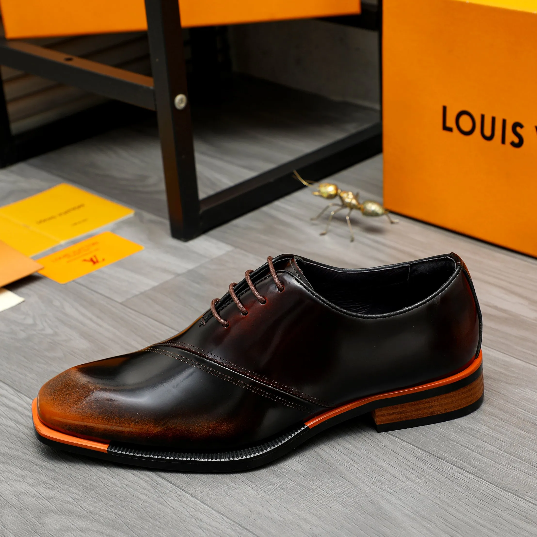 Men's shoes 💰580 Product trademark: LV "Louis Vuitton" business lace-up formal leather shoes Regular size: 37-46 Product material: Selected color rubbed cowhide upper, pigskin lining, rubber outsole